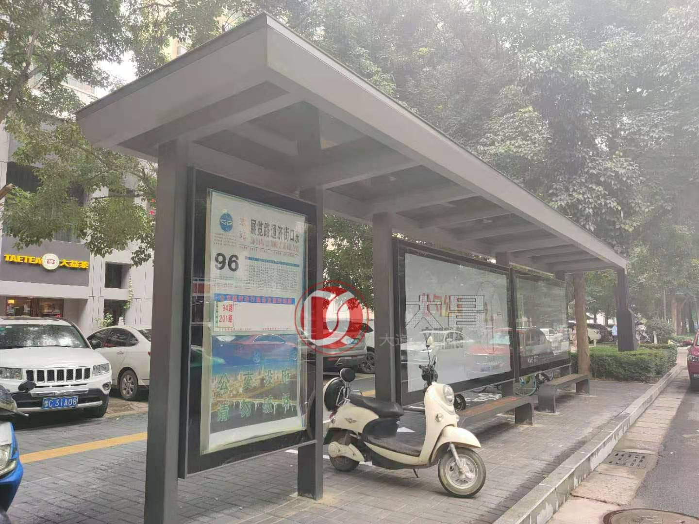 河南洛陽公交候車亭新款亮相